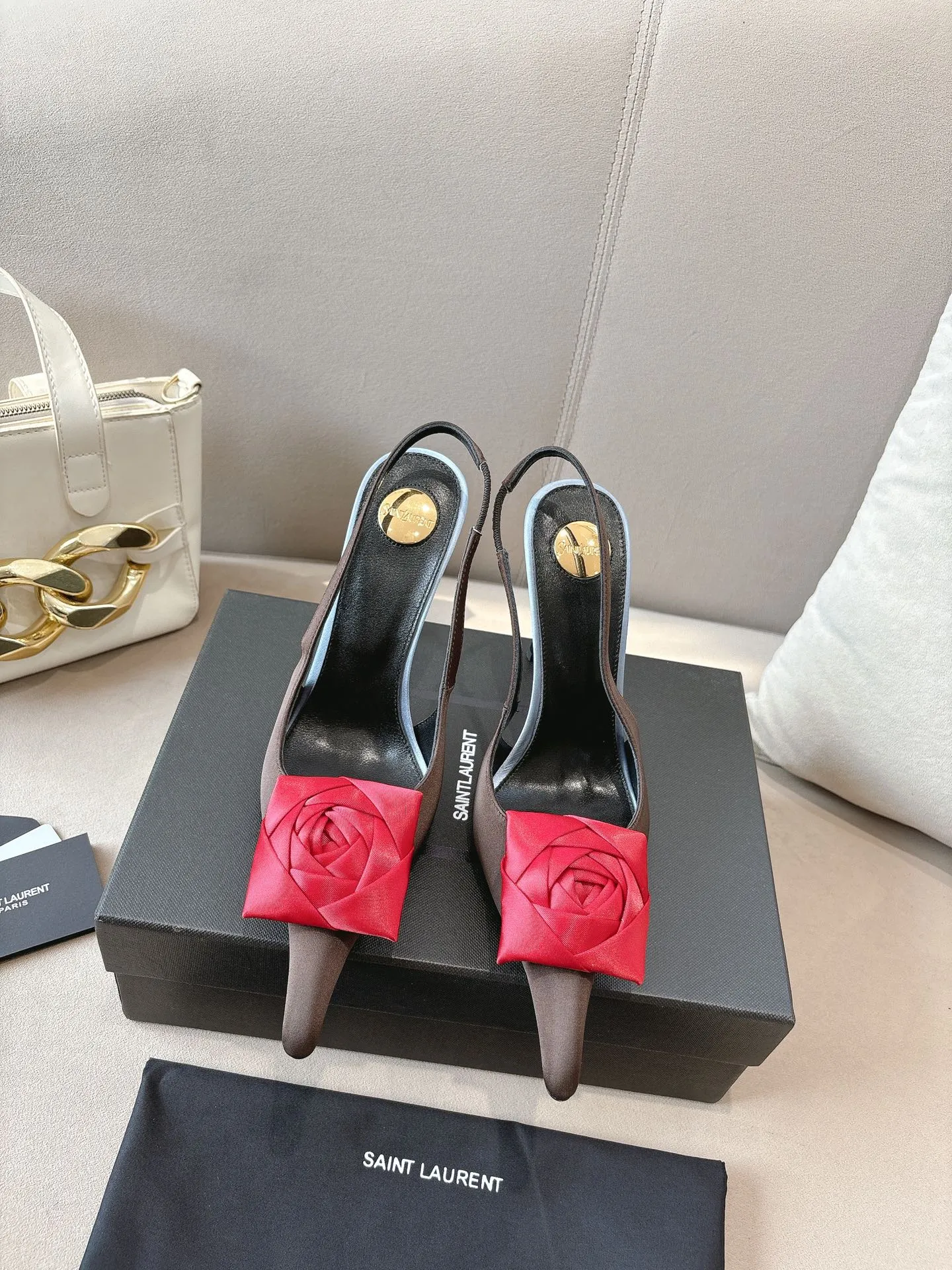 👟👟Ex-factory price 680👟👟 Saint Laurent ysl 25ss/autumn and winter ready-to-wear flower series catwalk style high heels. The toe and contrasting color design make the final effect quite impressive. The different colors are also very beautiful. Straight heels, curved heels, with flowers, and without flowers can be selected. Only YSL understands women’s hearts best and does not accept refutation. It is a super invincible feminine artifact, a must-have for women (z-brand full-body customization, own molded hardware accessories, perfect consistency) ✔ Upper: imported cow patent leather ✔ Inner lining: imported 🐑 goat leather ✔ Sole: imported genuine leather outsole ✔ Heel height: 10.5cm ✔ Size: 36-39 (40, 41, 42 can be customized and non-returnable) Flower style (full set of packaging)